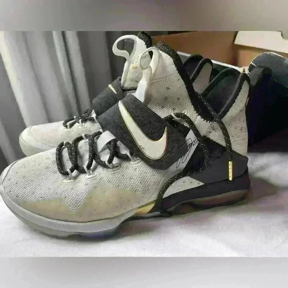 LEBRON SIZE 9.5 BHM - Picture 7 of 7